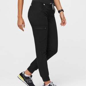 Figs Zamora jogger scrub pants in black, size M petite